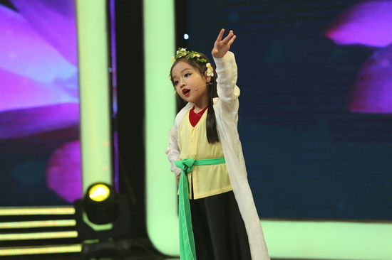 Chưa dừng lại ở đó, ở vòng Ứng Xử, trước câu hỏi về nơi mình muốn đến, “ca nương nhí” cho biết cô bé muốn đi ngược thời về thời của các cụ ngày xưa để khám phá có như lời cha mẹ cô bé kể khiến Ngô Kiến Huy “đứng hình” trước câu trả lời của thí sinh nhí.