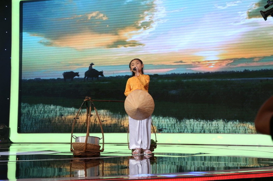 “Hiện tượng dân ca” Nghi Đình “đốn tim” khán giả với chất giọng “ngọt như mía lùi”  Ở tập đầu tiên, cô bé Nghi Đình khoe chất giọng ngọt ngào, tràn đầy tình cảm qua khúc Bún riêu cua đồngđậm đà âm hưởng dân ca Nam Bộ da diết. Với chất giọng thiên phú, Nghi Đình được ví như một “hiện tượng nhạc dân ca”. 
