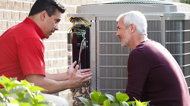 Trong quá trình vệ sinh điều hòa, thợ sửa có thể biện vài lý do hỏng hóc khác như van gas hở, vi mạch bị chết...để kiếm thêm. Bạn cần kiểm tra kỹ vấn đề này trước khi vội vàng cho thợ sửa hoặc thay thế. Ảnh: Bkquality.
