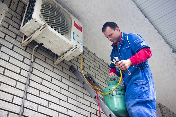 Bạn cần nắm rõ quy trình nạp ga, bơm ga điều hòa để thuận tiện giám sát và kiểm tra tránh trường hợp thợ bơm thiếu gas. Để đảm bảo nạp đủ ga không thừa cũng không thiếu, người ta sử dụng một dây dài gắn vào đồng hồ đo, một đầu còn lại gắn vào dàn nóng tại đai ốc nạp ga. Ảnh: Spring Hill.