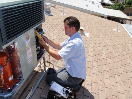 Khi nạp ga điều hòa bạn nhìn kim chỉ trên đồng hồ. Tiêu chuẩn sạc đầy gas phải đạt gần bằng 0,8. Ảnh: Foodcourtdruids.