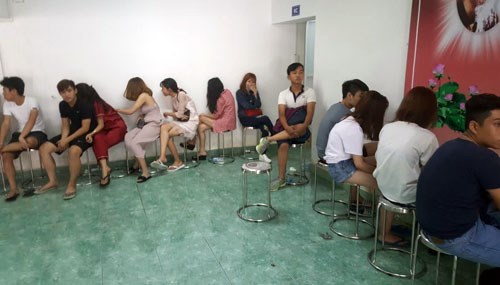 Bắt quả tang hàng chục nam nữ 'phê' ma túy trong khách sạn ở Sài Gòn
