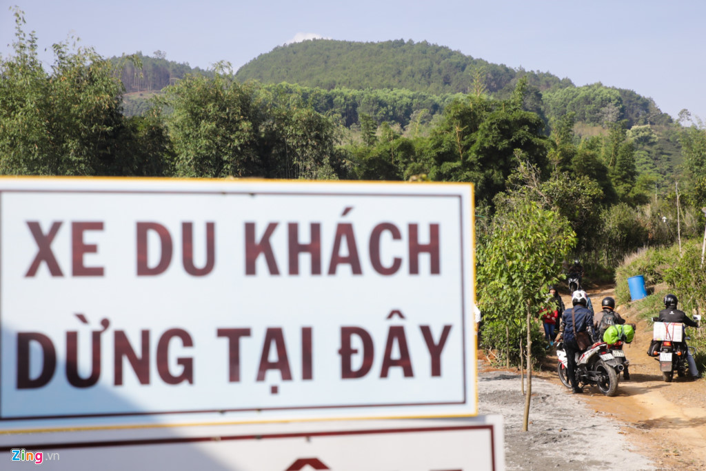Nhiều hình ảnh không đẹp lại tái diễn. Một số bạn trẻ phớt lờ biển cấm và chạy xe máy lên chùa.