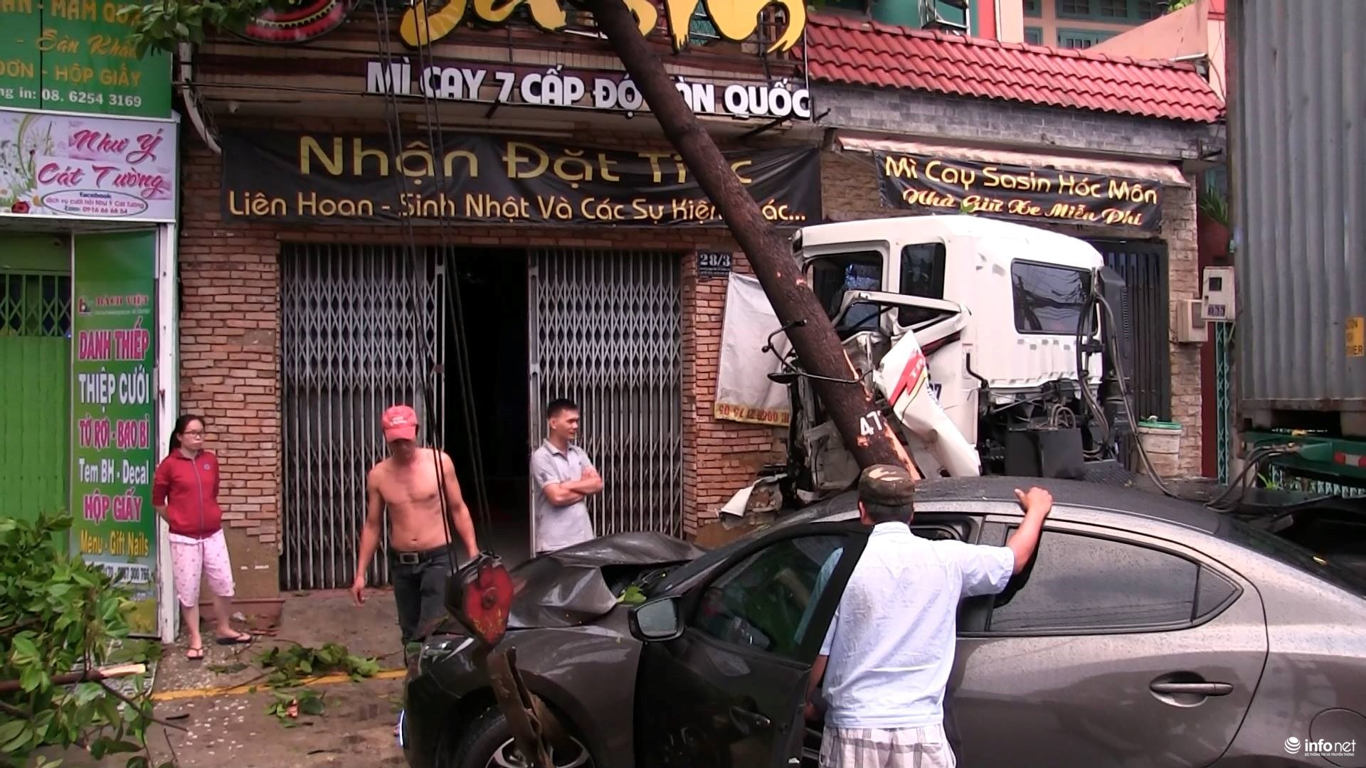 Container tông xe máy, ô tô, nhà dân, 3 người trong một gia đình thương vong