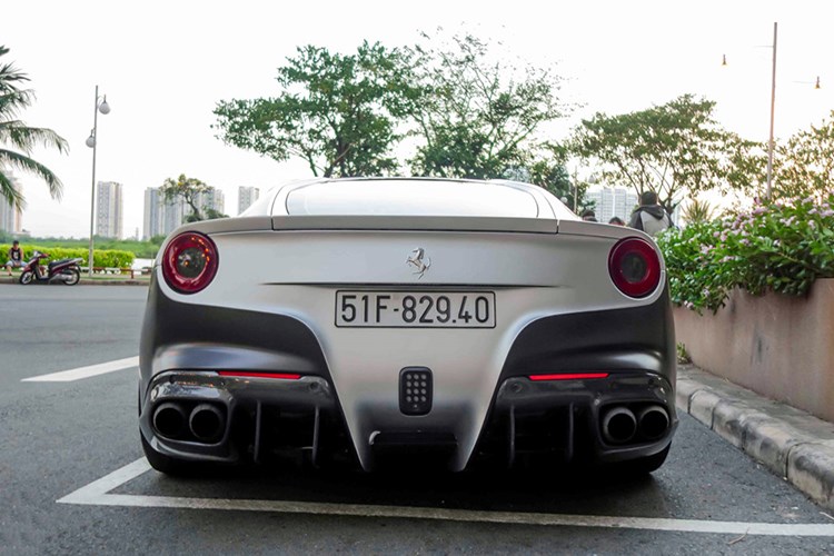 Đây là chiếc Ferrari F12 Berlinetta có nguồn gốc nhập khẩu từ Dubai, về nước đầu tháng 7/2016. Sau một thời gian nằm chờ khách tại showroom, khoảng giữa tháng 10, Cường Đô La chính thức đưa xe về garage. Tuy nhiên sau khi tậu xe về, tay chơi siêu xe này cũng trang bị cho 