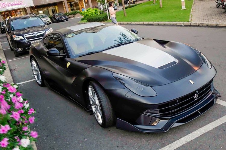 Giữa cản sau là cụm đèn LED kiểu xe đua F1, đặc trưng trên một số dòng Ferrari đời mới. Đáng chú ý là bộ ống xả độ Gemballa với họng pô lấy cảm hứng từ động cơ máy bay phản lực chiến đấu. Ferrari F12 sử dụng cụm đèn LED tương tự trên chiếc xe bốn chỗ FF. Chiếc xe cũng đã thay đổi toàn bộ màu sắc ngoại thất từ màu đỏ bóng bẩy nguyên bản.