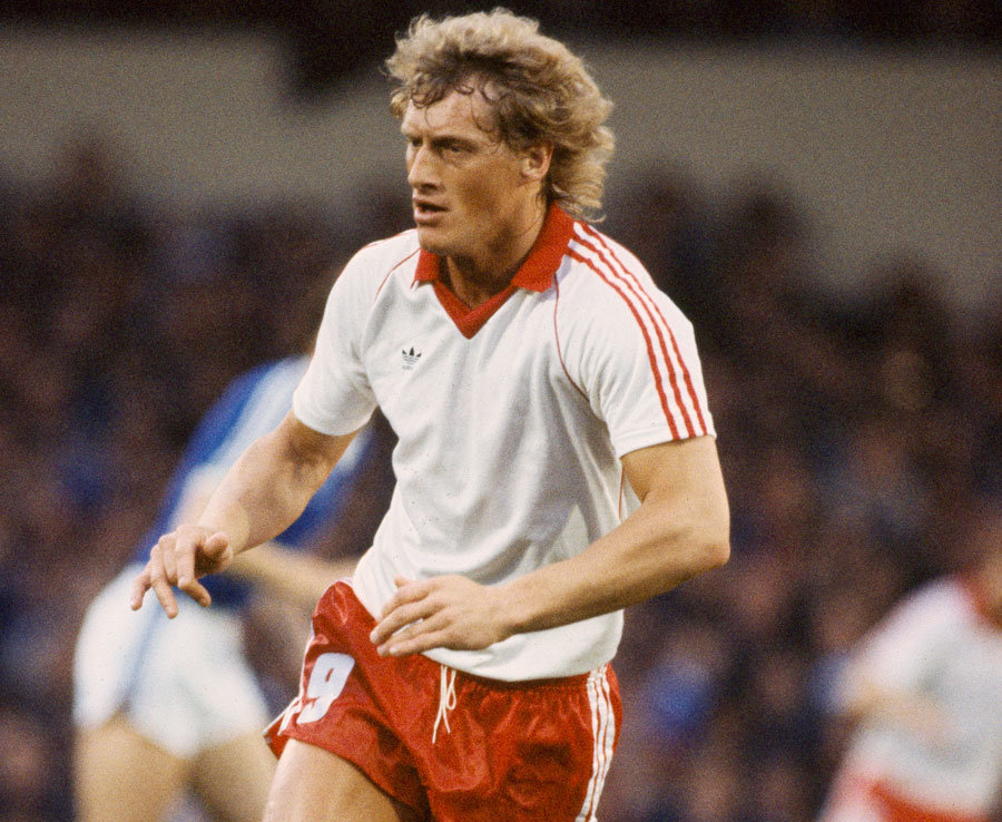 Kees Kist (AZ Alkmaar, PSG) - 0,8 bàn/trận (20 bàn trong 25 trận). Ảnh: Daily Star.