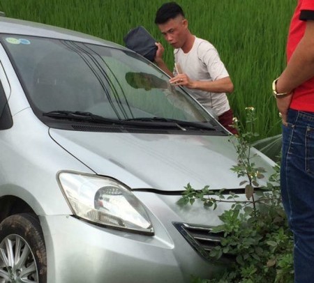 Hiệp Gà mất lái, đâm xe xuống ruộng