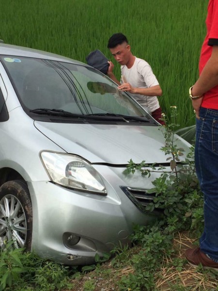 Hình ảnh diễn viên hài đâm xe xuống ruộng đang gây chú ý trên mạng xã hội.   