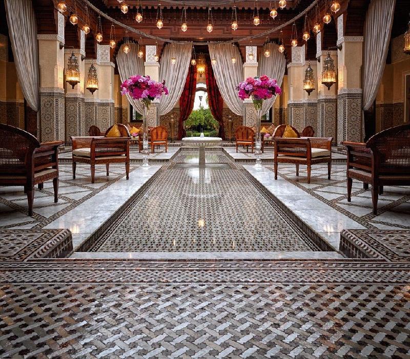 Royal Mansour thuộc sở hữu của Vua Mohamed VI của Morocco, mở cửa từ năm 2010 sau 3 năm xây dựng. Khách sạn có 53 phòng, trải rộng trên khoảng diện tích hơn 1,5 ha.