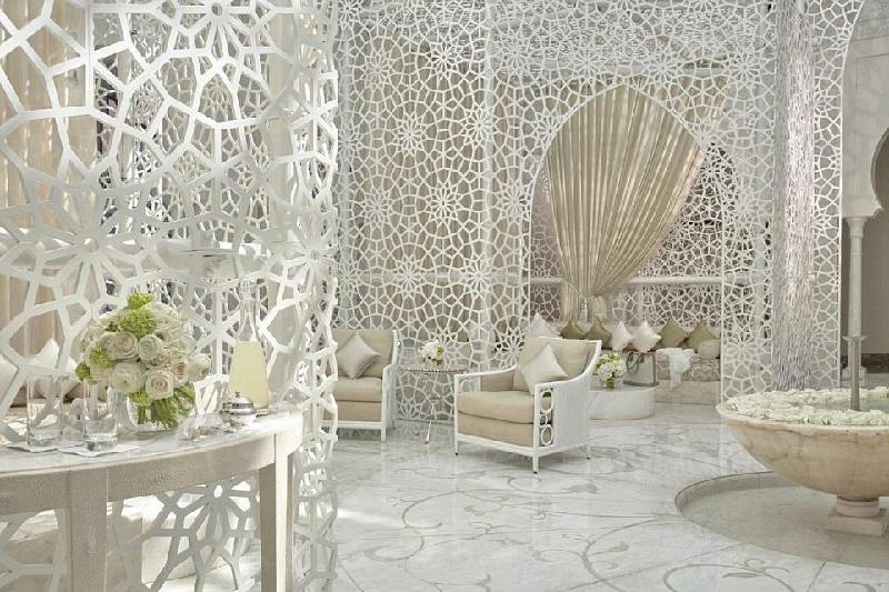 Vẻ đẹp của Royal Mansour không phải do vàng, bạc, đá hoa cương hay cẩm thạch như nhiều khách sạn khác trên thế giới, mà từ những đường nét tỉ mỉ mà hơn 1.500 thợ thủ công làm nên.