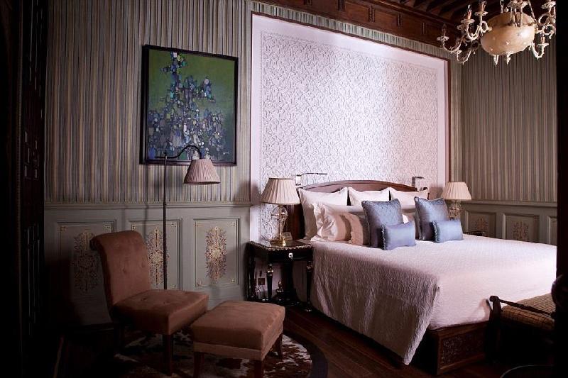 Khách sạn có 53 phòng, được gọi là riad. Mỗi riad đều có ba tầng, có quản gia riêng. Du khách có thể thư giãn trong phòng khách, phòng ngủ và trên tầng thượng với hồ bơi và ghế tắm nắng.