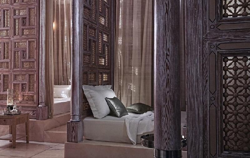 Các căn phòng đều được bài trí nội thất sang trọng, trang trí đẹp mắt. Chi phí xây dựng khách sạn không được xác định cụ thể.