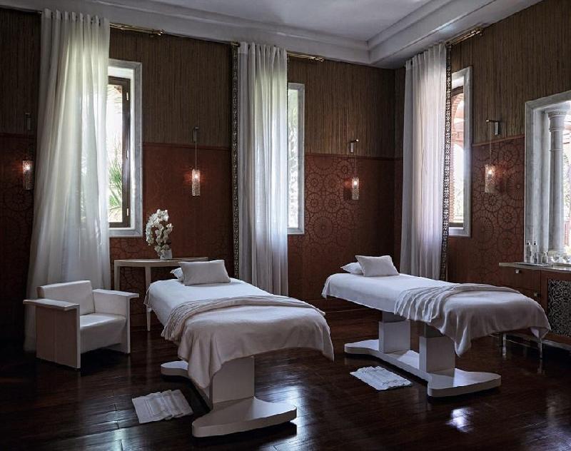 Khách nghỉ tại Royal Mansour có thể sử dụng dịch vụ spa của khách sạn, nơi có phòng tắm hơi theo phong cách Thổ Nhĩ Kỳ cưỡi lạc đà trên cồn cát, dựng lều để nấu ăn, ngắm sa mạc Sahara từ khinh khí cầu, hoặc dành một ngày để đến thăm dãy núi Atlas.