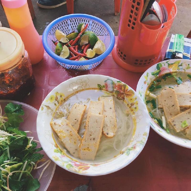 Chúng tôi chọn 2 bát hủ tíu chả cá với giá 20.000 đồng/bát, 1 cốc nước ép dứa tươi với giá 15.000 đồng. Ở đây giá cả rẻ hơn nhiều so với các khu du lịch khác, nhưng các bạn nhớ hỏi giá trước để tránh bị chặt chém.