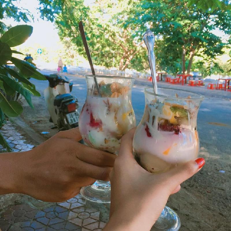 Đồ ăn trên Lý Sơn rất ngon mà rẻ. Bạn có thể dừng chân tại quán ven đường thưởng thức nước dừa, nước ép dứa, hay hoa quả dầm với giá chỉ 20.000 đồng/cốc.