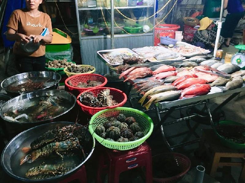 Sẽ là một thiếu sót lớn nếu không kể đến hải sản. Hải sản ở Lý Sơn rẻ hơn nhiều so với các khu du lịch khác, rất tươi ngon do ngư dân trên biển đánh bắt.