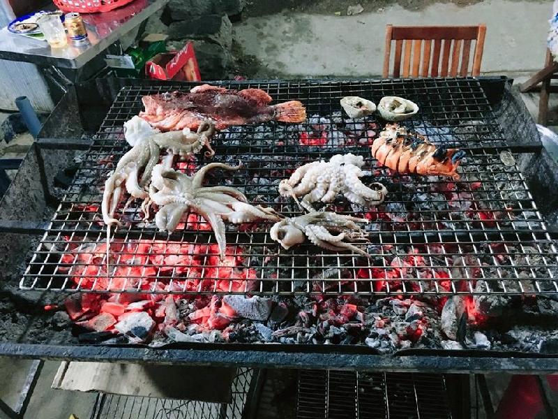 Buổi tối đi dạo trên các con đường ở đảo, bạn sẽ bị hấp dẫn ngay bởi mùi hải sản nướng thơm lừng.