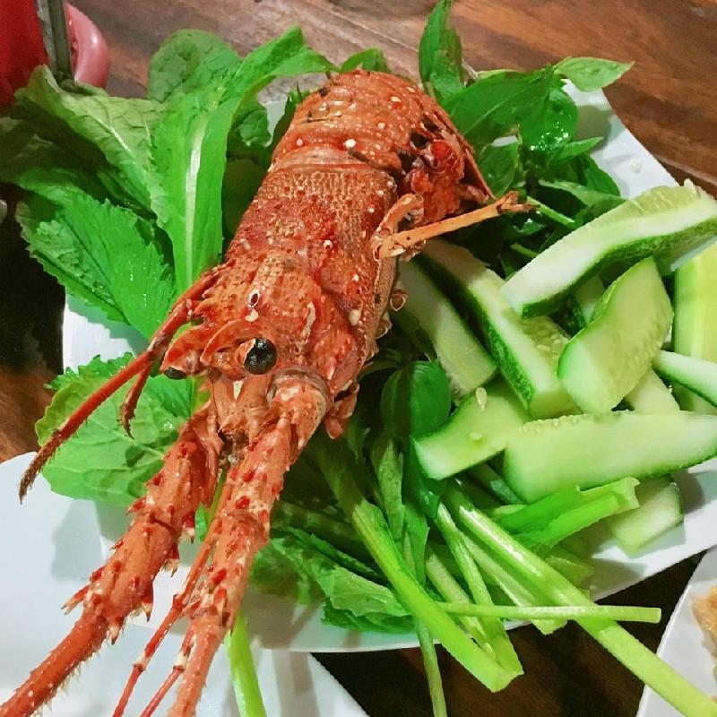 Bên cạnh tôm hùm, bạn có thể thưởng thức tôm đỏ. Chúng tôi chọn một con tôm đỏ 250 gram giá 225.000 đồng.
