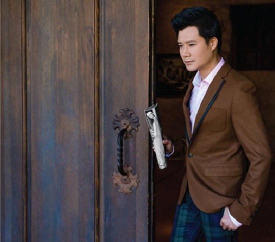 quang dũng, jennifer phạm, sao việt Lần đầu tiên, Quang Dũng đã chia sẻ ‘bí mật’ về gia đình mình: Quang Dũng sinh ra trong một gia đình có 10 anh em. Quang Dũng thừa nhận anh không có được tuổi thơ như bao đứa trẻ cùng trang lứa vì không sống cùng bố mẹ từ nhỏ. Nhưng bù lại nam ca sĩ vẫn sống trong vòng tay yêu thương của ông bà nội từ năm 8 tuổi cho đến lớn.