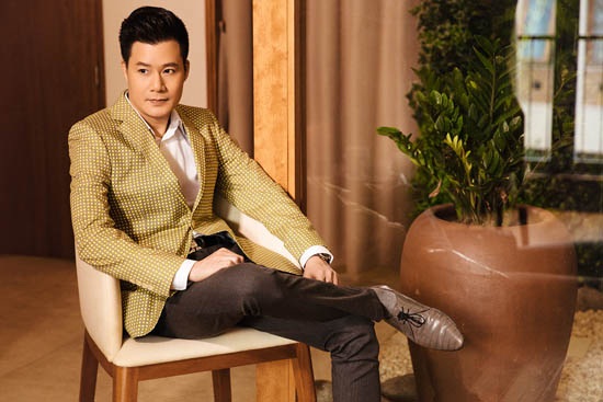 quang dũng, jennifer phạm, sao việt Quang Dũng thuật lại lời bố mẹ, lúc đó gia đình đã xem ngày giờ để… chôn, bà con, hàng xóm kéo đến thăm hỏi rất đông. Trong đó, đó một ông bác lớn tuổi biết được nguyên nhân và bày cho gia đình anh cách chữa trị bằng một bài thuốc dân gian: bắt một con vịt xiêm, khi mổ vịt thì không để chạm nước và lấy mật nhỏ vào miệng.
