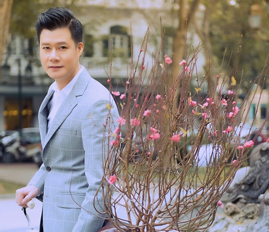 quang dũng, jennifer phạm, sao việt Quang Dũng sở hữu một phong cách điềm đạm, tinh tế trên sân khấu nhưng khi nhớ lại những ngày đầu đi hát, anh cho biết mình thường phải tập trước gương rất nhiều lần. Không chỉ tập hát mà còn tập các cử chỉ, điệu bộ tay chân như thế nào cho phù hợp. Để có được một phong cách của Quang Dũng như hiện nay thì anh đã phải tập luyện, chuẩn bị rất nhiều.