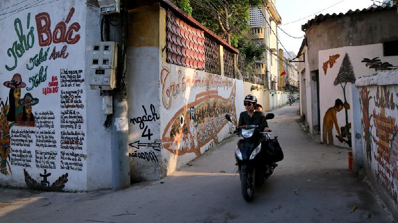 Làng bích báo, bích họa, độc nhất, độc dáo Những bài thơ theo phong cách báo tường do chính cụ Thịnh sáng tác được trình bày tỉ mỉ, bắt mắt.