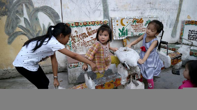 'Làng bích báo' của cụ ông 96 tuổi đẹp lạ giữa Hà Nội