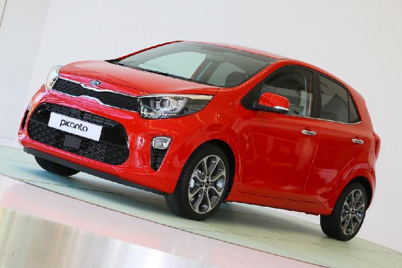 Kia Picanto: Từ 241 triệu đồng. Hồi đầu năm nay, Kia công bố những bức ảnh đầu tiên của mẫu xe đô thị cỡ nhỏ Picanto 2017 (Kia Morning tại Việt Nam). Mới đây, hãng tiếp tục công bố chi tiết thông số kỹ thuật cũng như giá bán của chiếc xe này. Picanto mới có giá khoảng 8.500 bảng Anh (241 triệu đồng). Đi kèm với chế độ bảo hành 7 năm hoặc 160.000 km. Mẫu xe này là đối thủ trực tiếp của Skoda Citigo, Hyundai i10 và Ford Ka+. Xe bắt đầu bán từ tháng 5 năm nay.