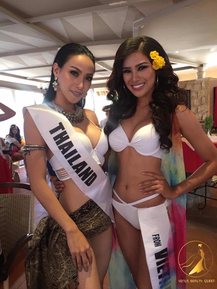 Nguyễn Thị Thành chụp ảnh cùng đại diện Thái Lan. (Ảnh: Venus Beauty Queen)