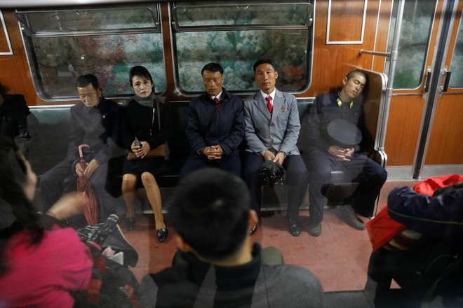 Người ngủ gật, người ngồi thẳng quan sát các phóng viên nước ngoài.