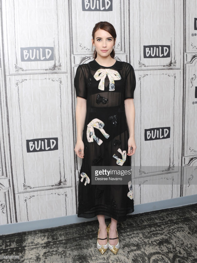 Váy trong suốt của Emma Roberts được điểm xuyết những chiếc nơ rất xinh xắn, trẻ trung.