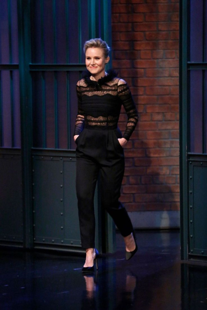 Kristen Bell khéo léo kết hợp áo ren với quần âu đơn giản, tôn vẻ lịch thiệp, sang trọng cho người mặc.