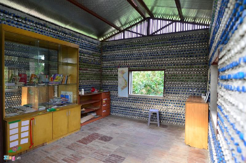 Diện tích ngôi nhà khoảng 10 m2, thời gian thi công 6 tháng với số lượng chai nhựa tái sử dụng là 8.800 chiếc.