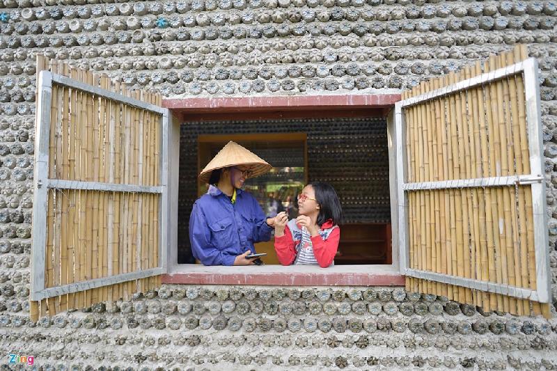 Ngôi nhà kỳ lạ ở Hà Nội được làm từ 8.800 vỏ chai nhựa hình ảnh 7 Ngoi nha ky la o Ha Noi duoc lam tu 8.800 vo chai nhua hinh anh 7 Cửa sổ và cửa chính được làm từ tre và nứa thân thiện với thiên nhiên.