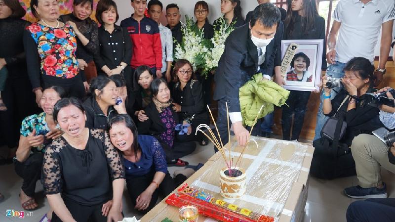 Trong lúc làm lễ dỡ niêm phong quan tài bé gái, nhiều người thân khóc than vật vã. 