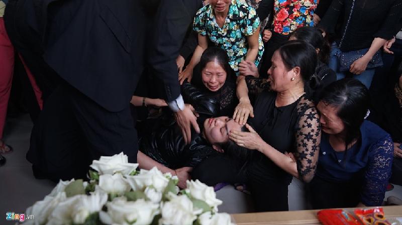 Quá đau xót, mẹ bé Linh ngất lịm trước linh cữu con gái. Người thân phải xoa bóp, cấp cứu, chị mới hồi tỉnh.