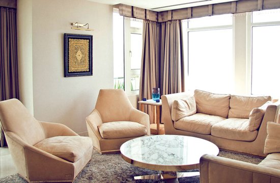 Căn penthouse này được thiết kế hiện đại và tối giản hết mức. Phần lớn nội thất ở đây được cô đặt mua từ Ý. Tầng thượng có bể bơi được thiết kế riêng một mặt bằng kính, có thủy lực tạo sóng để thả mình thư giãn.