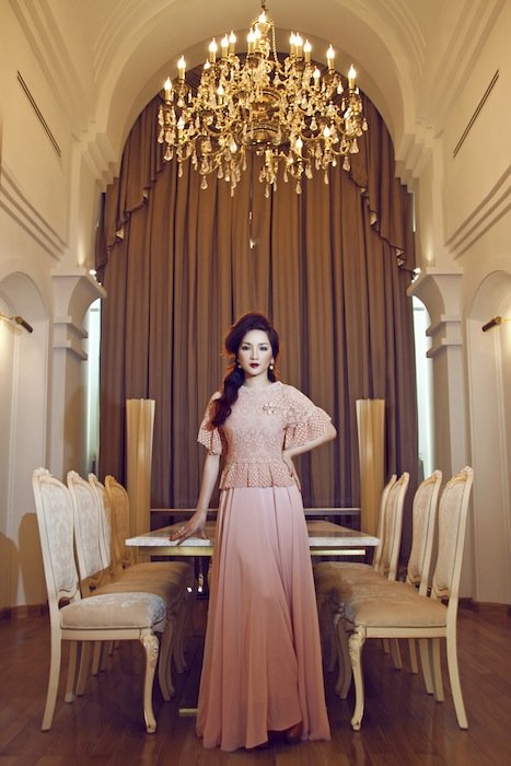 Hệ thống tự động khiến người bước chân đến đâu, điện bật sáng và âm nhạc vang lên đến đó. Trong căn hộ có quầy bar mini, khắp nơi đều treo tranh nổi tiếng thời phục hưng hoặc tranh đá quý, thêu chỉ vàng cô mua ở Dubai.