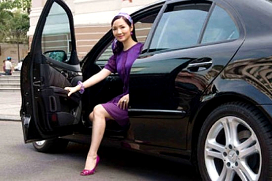 Cách đây nhiều năm, hoa hậu chủ yếu đi lại bằng chiếc E-Class song đến tháng 11/2009, cô đã đổi sang Mercedes S-Class 2010 màu socola lần đầu tiên được nhập khẩu chính hãng về Việt Nam. Trị giá chiếc xế sang này khi đó khoảng 4 tỷ đồng.