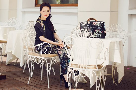 Hay như bộ này, Giáng My diện nguyên cây Gucci thuộc BST Resort Xuân - Hè 2015 từ đầu tới chân, gồm túi Bamboo Floral Tote 50 triệu, quần 22 triệu, khăn quấn cổ 10 triệu mang cùng giày Christian Louboutin Signature 34 triệu. Tổng trị giá set đồ hơn 100 triệu đồng.