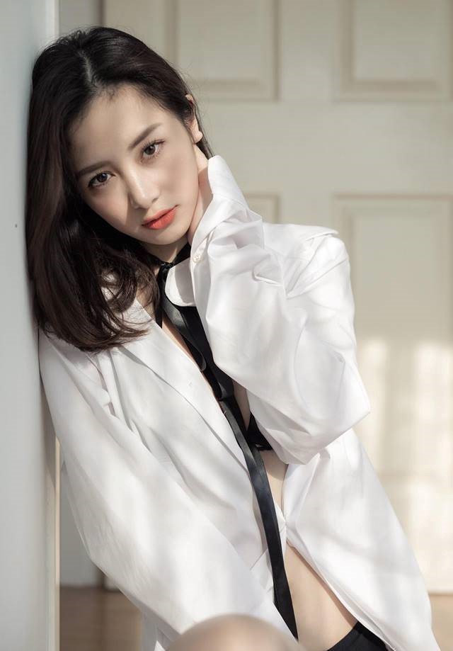 Trên trang cá nhân, hot girl khoe cúp Cánh diều kèm lời cảm ơn tới ban giám khảo, ê-kíp đoàn phim 12 chòm sao: Vẽ đường cho yêu chạy. 