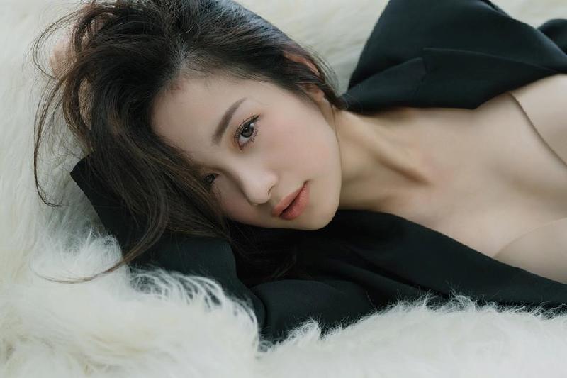 Tham gia điện ảnh, gặp nhiều bạn diễn nam nhưng cô cho hay ấn tượng nhất là B Trần. Theo cô, nam diễn viên có duyên hài hước và làm cô cười nhiều.