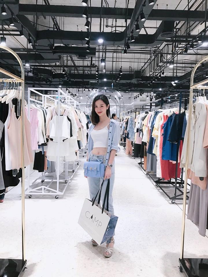 Trên trang cá nhân, hot girl xinh đẹp thường cập nhật hình ảnh trẻ trung, sành điệu. Jun Vũ đã định cư ở Thái Lan được 7 năm tính tới thời điểm này.