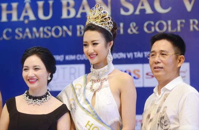 Hoa hậu Bản sắc Việt toàn cầu 2016 được thừa hưởng nhiều nét đẹp từ mẹ - chị Thanh Hòa. Mẹ của Hoa hậu Thu Ngân sinh năm 1973, hiện đã bước qua tuổi 40 nhưng vẫn sở hữu làn da mịn màng và vóc dáng cân đối không kém cạnh con gái. 