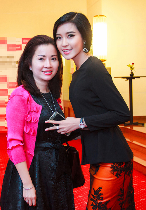 Mẹ của Huyền My tên Lan Phương, sinh năm 1974 và sở hữu nhan sắc xinh đẹp, trẻ trung. 