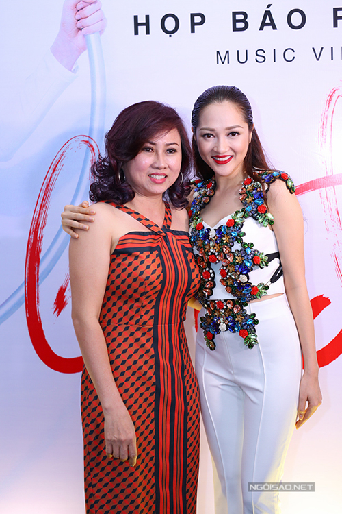 Bảo Anh chia sẻ, cô từng bị mẹ ngăn cấm theo đuổi nghiệp ca hát vì lắm thị phi. Tuy nhiên, bằng sự nỗ lực và quyết tâm, cô đã thuyết phục được mẹ thay đổi suy nghĩ. Bà luôn có mặt ủng hộ con gái tại các cuộc thi lớn hoặc các sự kiện ra mắt sản phẩm âm nhạc của cô.