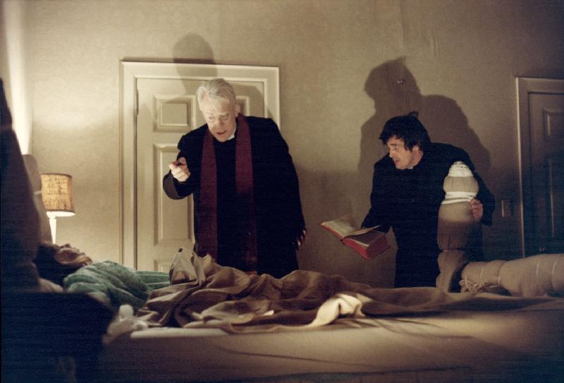 The Exorcist từng là một “hiện tượng” điện ảnh tại Bắc Mỹ thời điểm năm 1973. Đạt danh thu ngoạn mục, tác phẩm còn được đánh giá như bộ phim tiêu biểu của thể loại siêu nhiên kinh dị. Trước sự phát triển vượt trội của công nghệ làm phim hiện đại, kỹ thuật hóa trang nhân vật ma quỷ trong The Exorcist không còn cho thấy hiệu ứng nghe nhìn như thuở nào. Thế nhưng vào buổi đầu công chiếu, bộ phim gây khinh khiếp này từng làm vài người xem phải choáng váng, nôn ói, bất tỉnh vì quá sợ hãi. Chuyện tệ đến mức khi The Exorcist vừa ra mắt tại Anh, một số chủ rạp phim chủ động bố trí cả nhân viên y tế và xe cứu thương để phòng hờ mọi trường hợp tai nạn.  