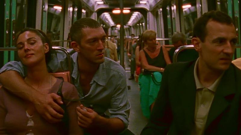 Irréversible (2002). Bạo lực, tình dục và vô số chi tiết đối đầu căng thẳng, đẫm máu, là yếu tố cấu thành nên một Irréversible “gai góc” và khó quên. Thế nhưng, chi tiết gây hoang mang cho người xem nằm ở một trường đoạn hạ âm ngắn được cố ý lồng ghép vào khoảng 30 phút đầu phim. Đoạn âm thanh “u ám” vang lên được cho là đã gây ra hiện trạng lo lắng, sợ hãi cho một vài khán giả thể trạng kém. Được biết, có người từng xem qua bộ phim Pháp ám ảnh này đã phải nhập viện do dấu hiệu suy nhược thần kinh.