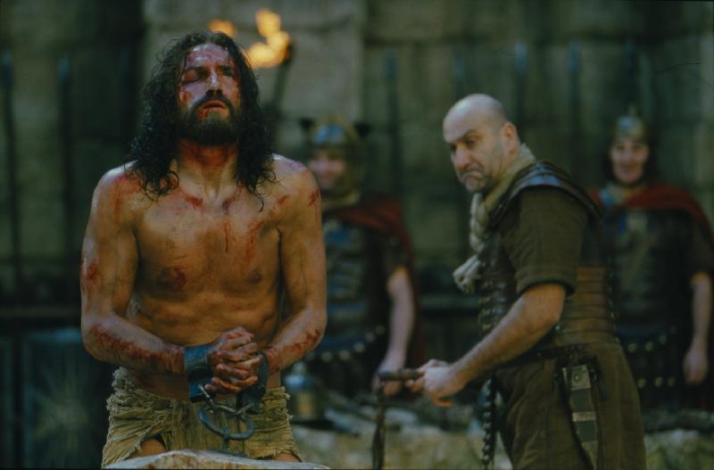 The Passion of the Christ (2004). Nhận khá nhiều khen ngợi về cốt truyện, tác phẩm sử thi The Passion of the Christ vẫn bị phàn nàn bởi không ít khán giả thưởng thức phim tại rạp. Cảnh Chúa Jesus chịu đựng nhục hình, hành hạ trong phim được mô tả thực đến nỗi làm người xem kinh sợ và gần như ngất liệm. Nửa phần sau tác phẩm đầy chi tiết tra tấn đau đớn, khiến cả những nhà phê bình dày dạn kinh nghiệm cũng thấy căng thẳng, khó chịu khi xem. Một chuyên gia phê bình đã phải thốt lên: “Đây là tác phẩm điện ảnh bạo lực nhất tôi từng biết”. 